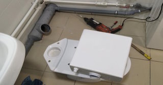 Установка напольного унитаза в Белове: монтаж под ключ от СантехДомБлв от 5112 рублей.